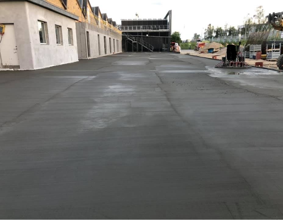 Glittet og pudset industri bygning – færdig resultat